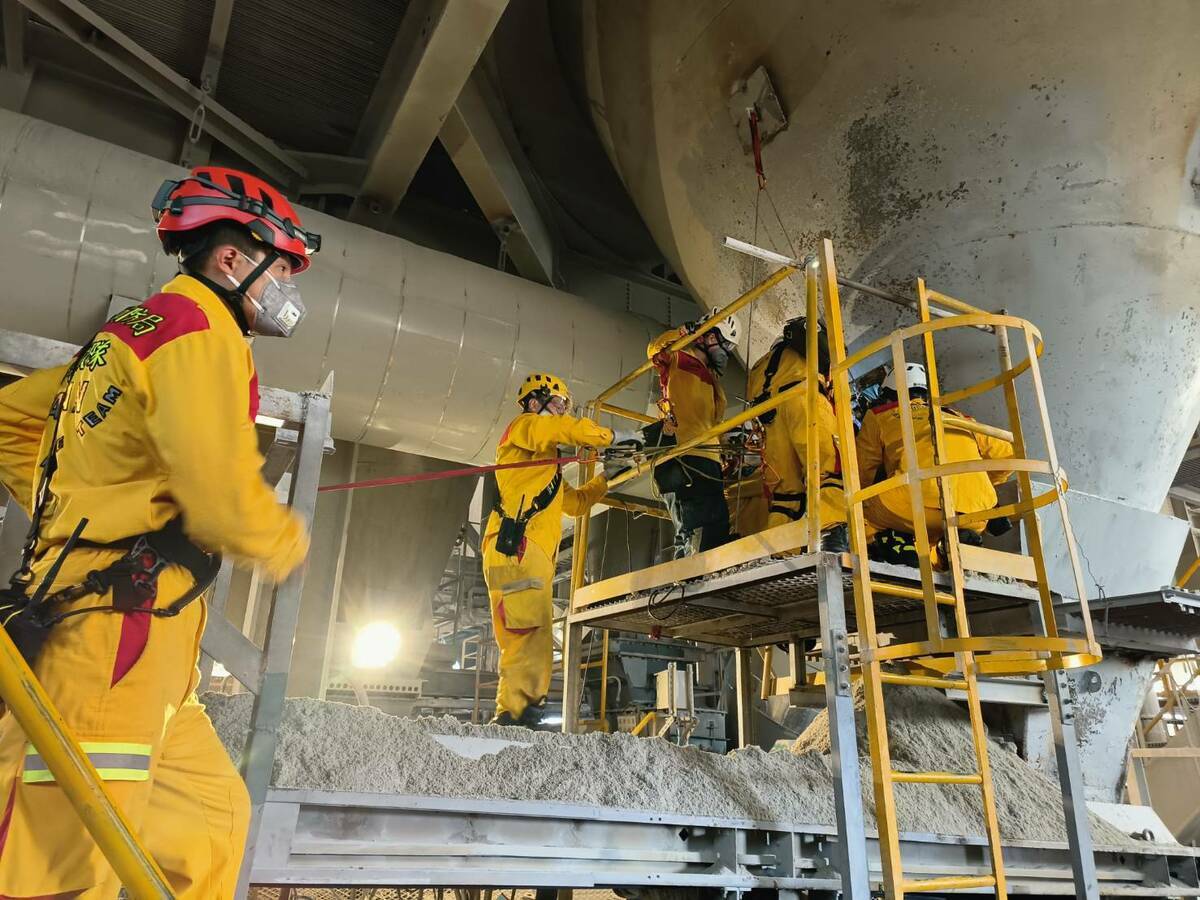 消防局人員搶救遭爐石粉料活埋的工人。 圖：高雄市消防局/提供