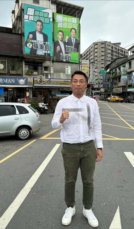 張秉鈞涉嫌利用人頭詐領助理費，和父母張錦煌、陳瓊茹遭羈押禁見。 圖：翻攝張秉鈞臉書