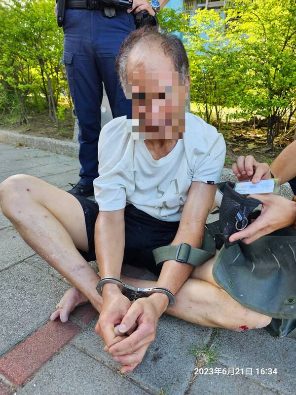 背負5案通緝、逃亡4年多的宜蘭王姓男子21日在台南市永康區騎機車逆向闖紅燈遭警方攔查逃逸，最終自撞人行道摔倒被警方壓制逮捕。 圖：中央社/台南市警局提供