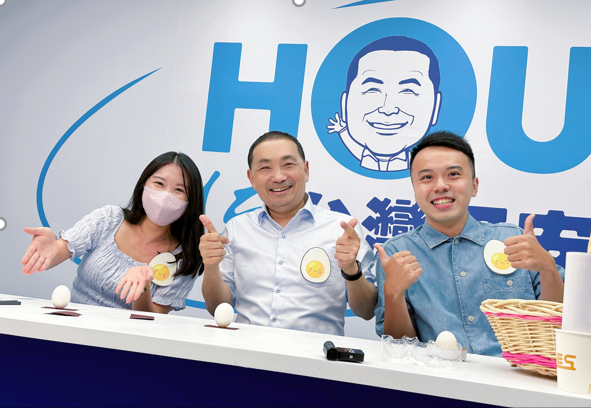 國民黨總統參選人、新北市長侯友宜今（22）日一早就與網友們進行IG直播活動，挑戰用筷子以及在砂紙上「立蛋」。 圖：侯友宜競選工作室提供