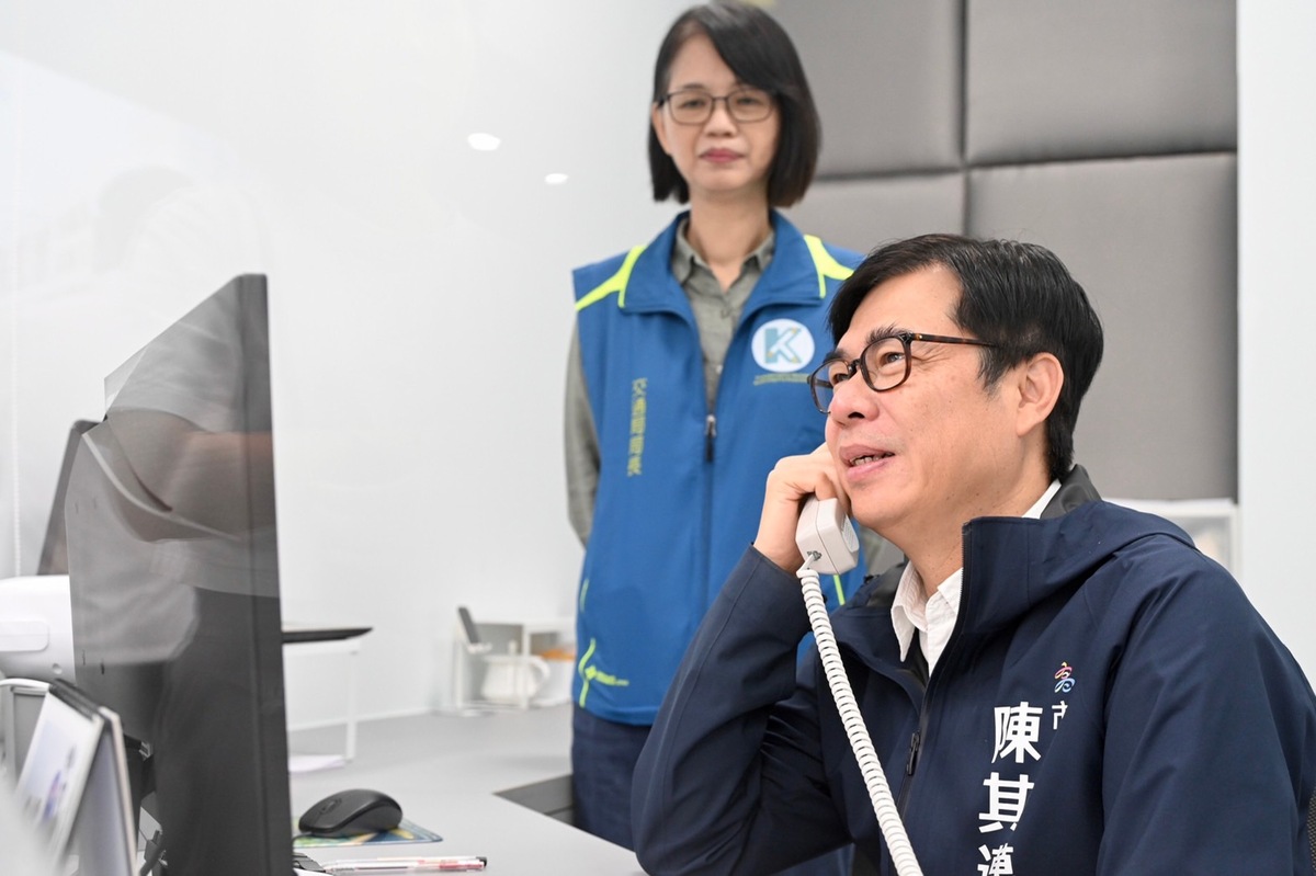 陳其邁(右)與警廣電話連線。 圖：高雄市政府/提供