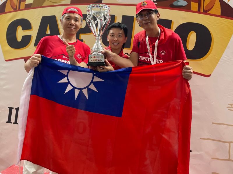 ▲CAPUTO盃世界披薩大賽經過了3天激烈競賽，台灣選手王思慈(左起)、林宜臻、楊榮心組隊參加國際組團體賽，勇奪「CAPUTO盃世界披薩職人錦標賽」的亞軍。 圖：河洛企業提供