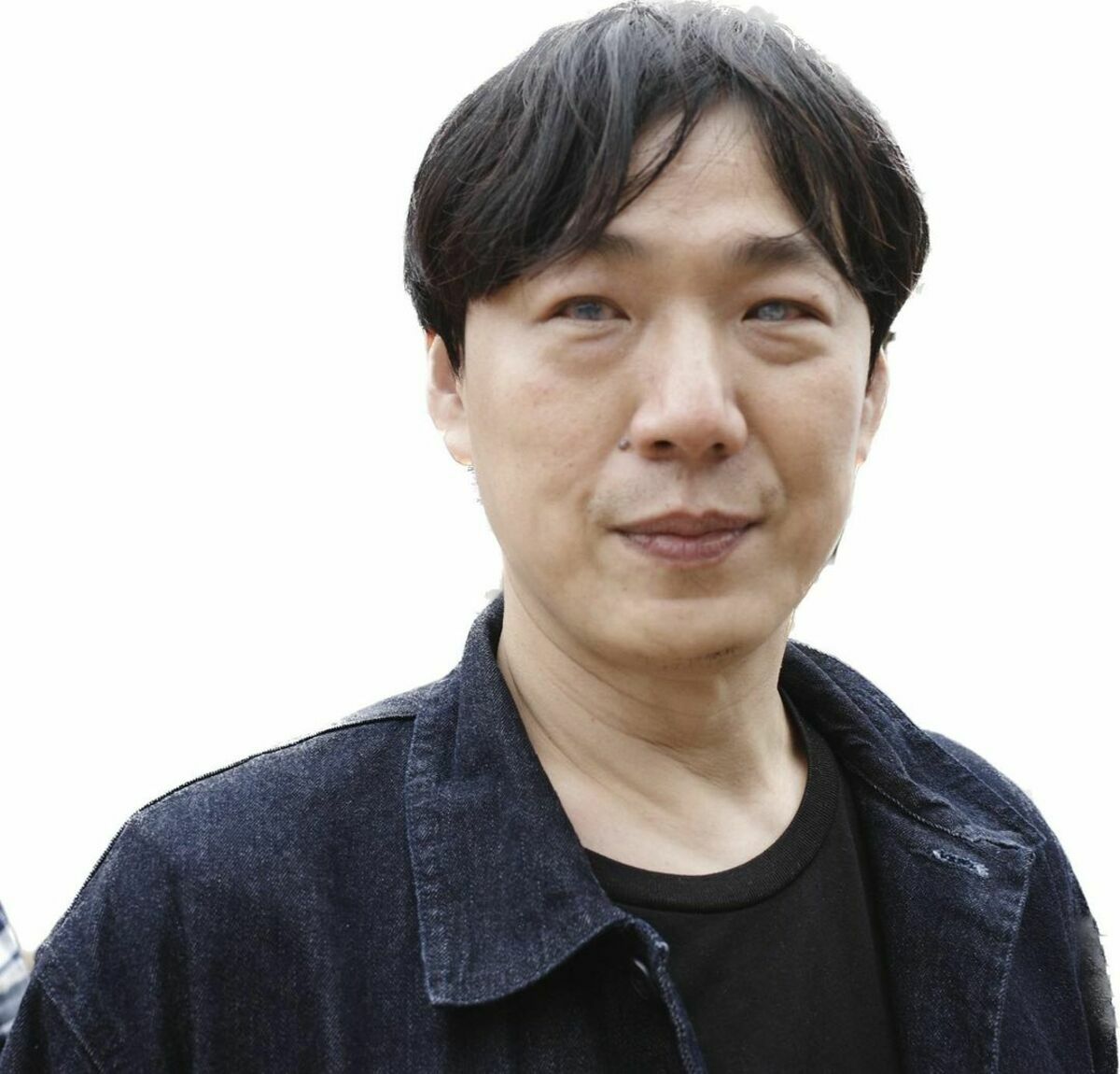 蕭煌奇罕見脫下墨鏡，放上自拍澄清，「眼前的黑不是黑，黑白不總是分明」，讓不少網友看了很心疼。 圖：翻攝自蕭煌奇臉書