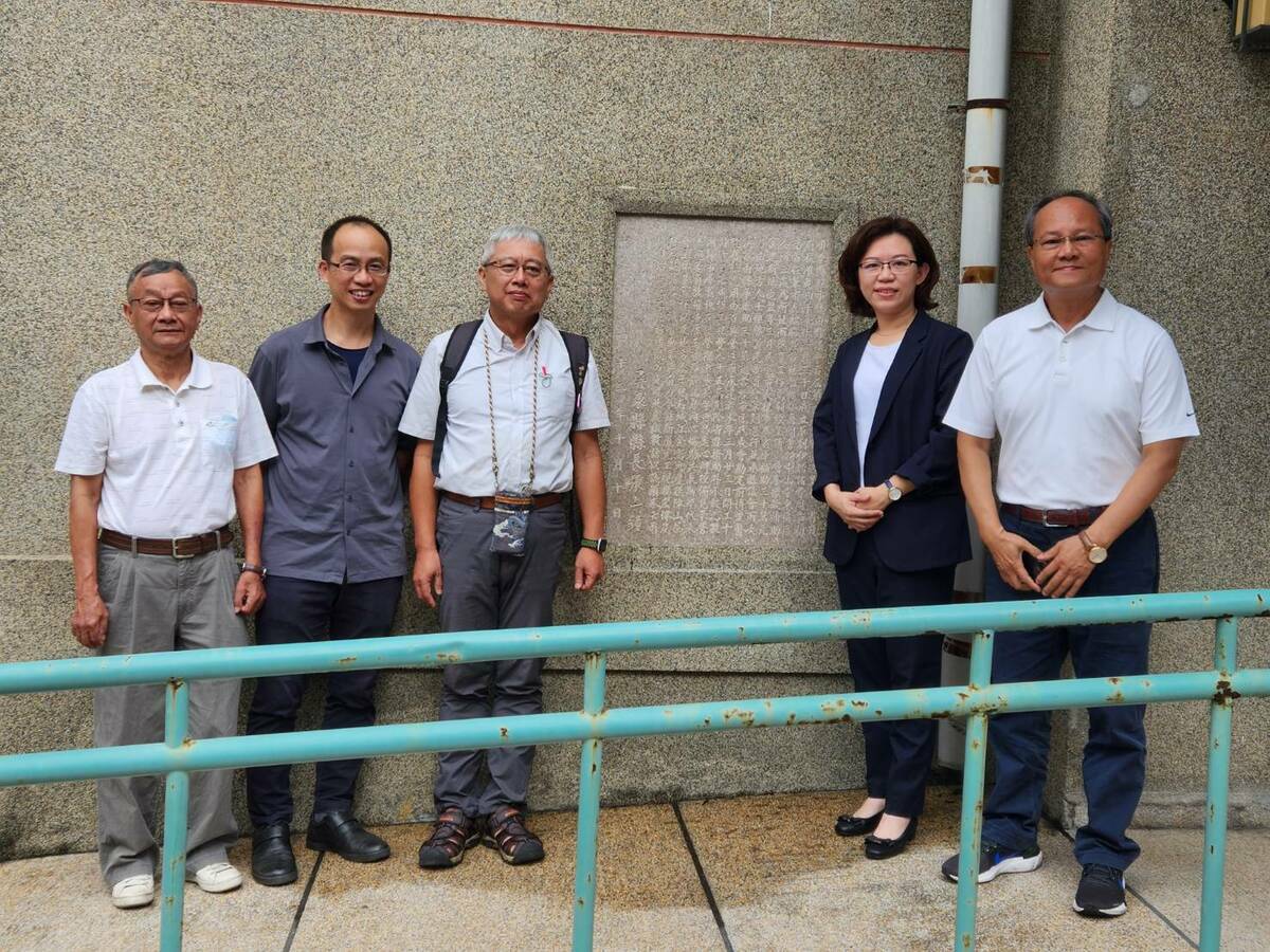 周佳琪(右二)邀集專家學者研討如何保存屏東美術館外牆石碑文。 圖：屏東市公所/提供