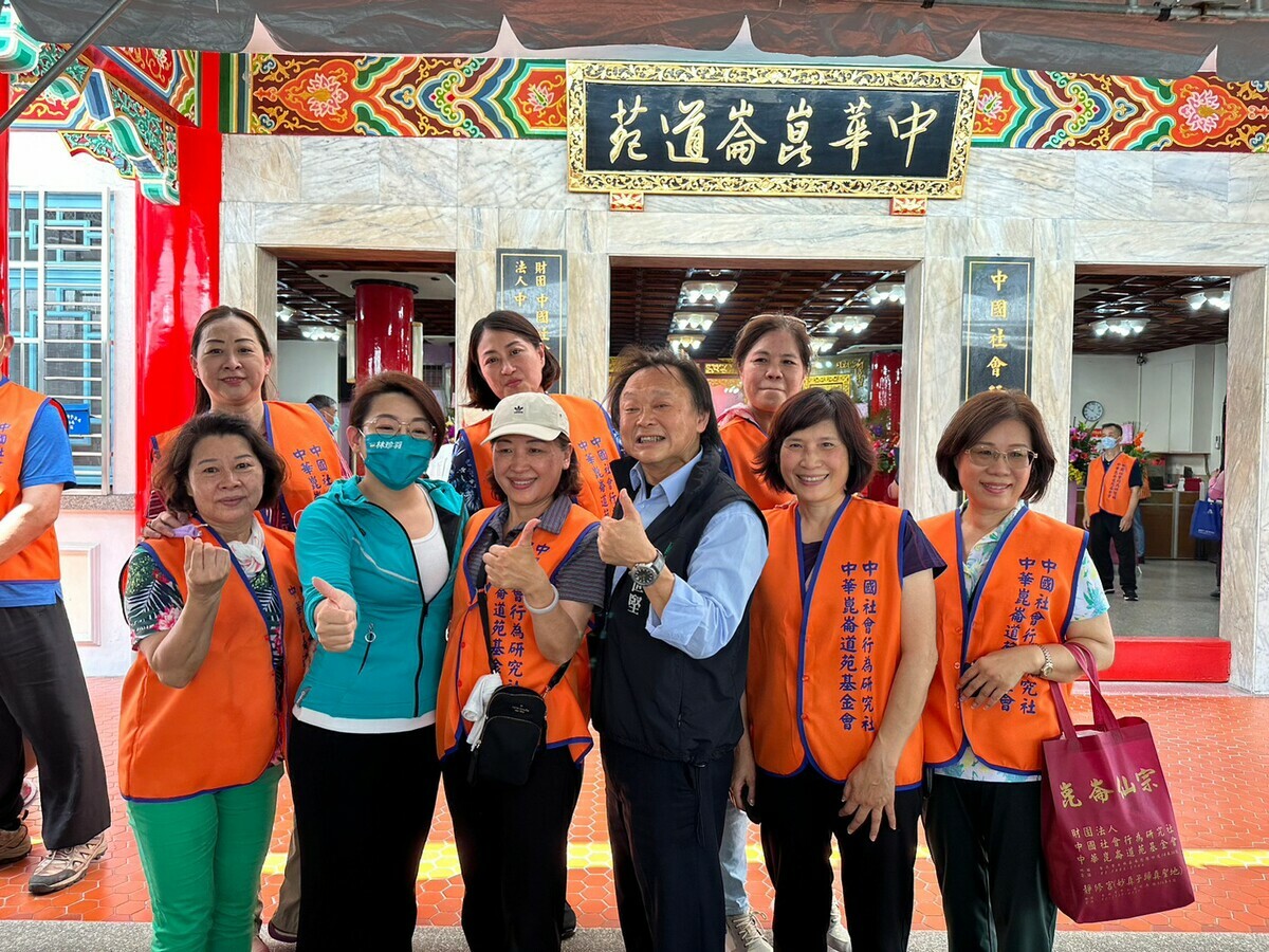 民進黨台北市議員王世堅今(22)日至中華崑崙道苑和臨溪里拜訪，拜票過程與民眾黨北市議員林珍羽（左３）同台。 圖：翻攝王世堅臉書