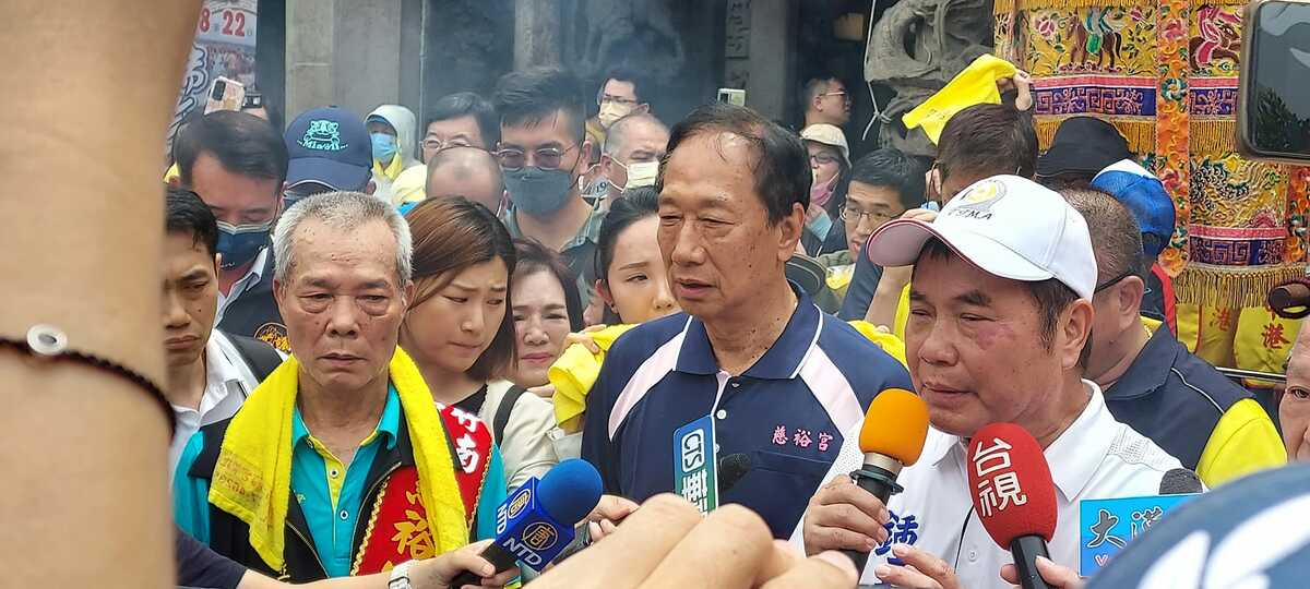 鴻海集團創辦人郭台銘到苗栗見縣長鍾東錦，同框參拜媽祖。 圖：翻攝「竹南中港媽煮妙 煎包」臉書粉專