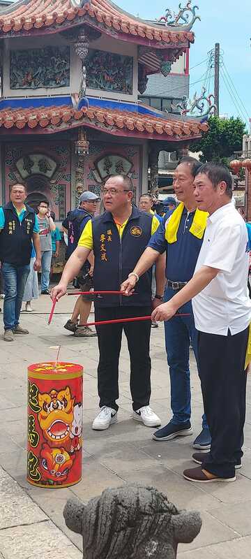郭台銘（中）到苗栗見縣長鍾東錦（右）、議長李文彬（左）點炮恭迎媽祖起駕出巡。 圖：翻攝「竹南中港媽煮妙 煎包」臉書粉專