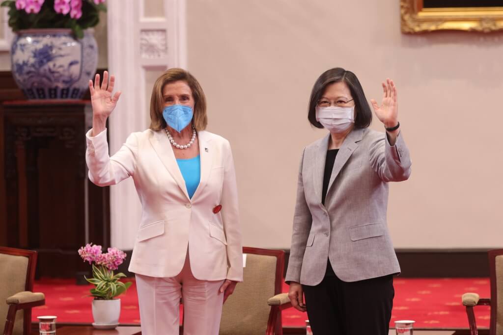 裴洛西去年訪台，加深中國的不滿，若台海發生衝突，G7對中國的制裁，可能使全球陷入斥資新台幣 90 兆的險境。 圖：總統府提供
