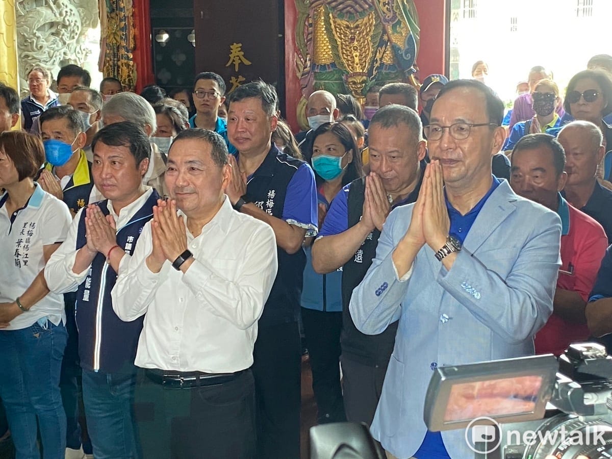 國民黨總統參選人侯友宜與國民黨主席朱立倫赴楊梅錫福宮參香。 圖：林昀真/攝