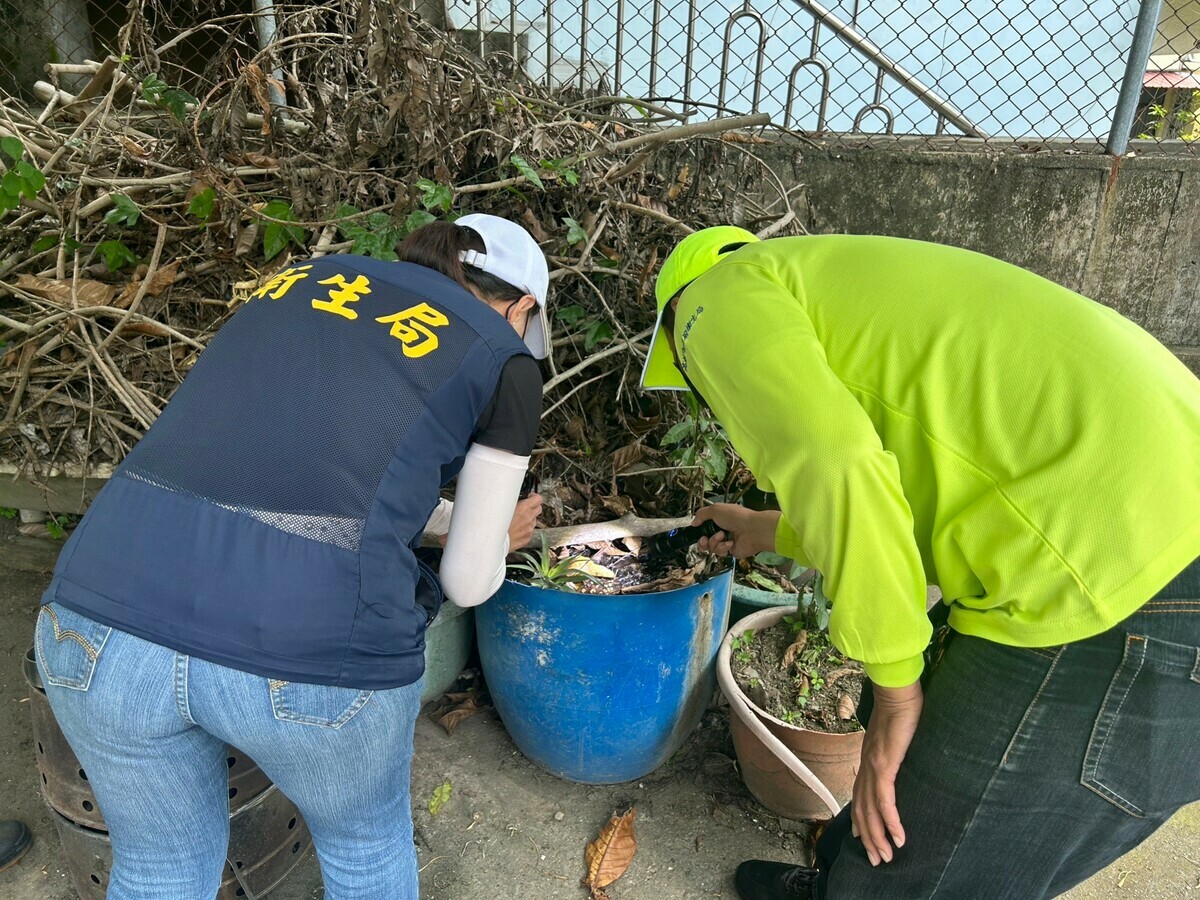 室內外地毯式強制孳生源檢查。 圖：高雄市衛生局/提供