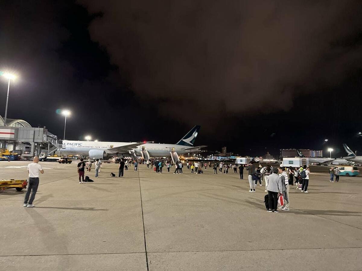 國泰航空疑似輪胎發生故障緊急折返，乘客下機後紛紛討論。 圖片來源/Facebook香港機場實況討論區