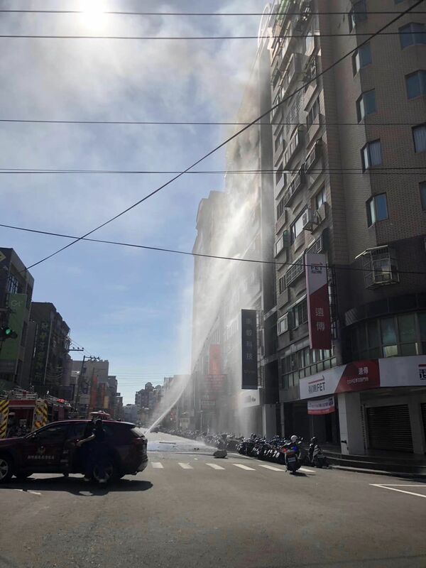 新竹縣竹北市 24 日上午在中正東路等地區公寓大樓發生瓦斯外洩以及火警。 圖: 翻攝自臉書彭竣志