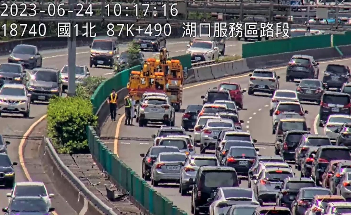 10時16分國1南向88公里處發生2輛小客車追撞事故，占用內線車道，於10時32分排除，造成後方車流回堵3公里。 圖：交通部高速公路局提供