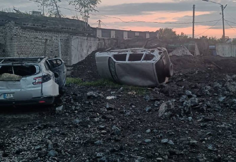 24日凌晨，3 枚俄軍飛彈襲擊哈爾科夫地區，數量汽車和建築物損毀。 圖: 翻攝自哈爾科夫州州長Oleh  Synyehubov Telegram