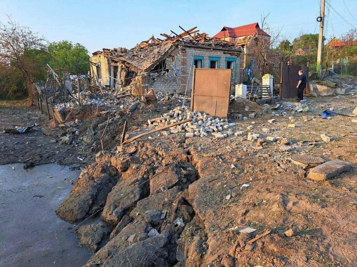 第聶伯羅地區 8 棟私人住宅在導彈襲擊中被毀，爆炸後留下巨大坑洞 圖: 翻攝自烏克蘭國防部推特