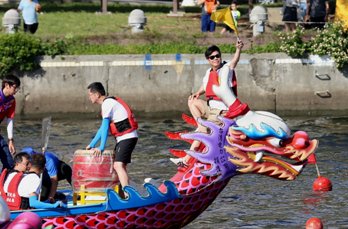 陳其邁高舉黃旗指揮市府首長隊小勝議會隊。 圖：高雄市運發局/提供
