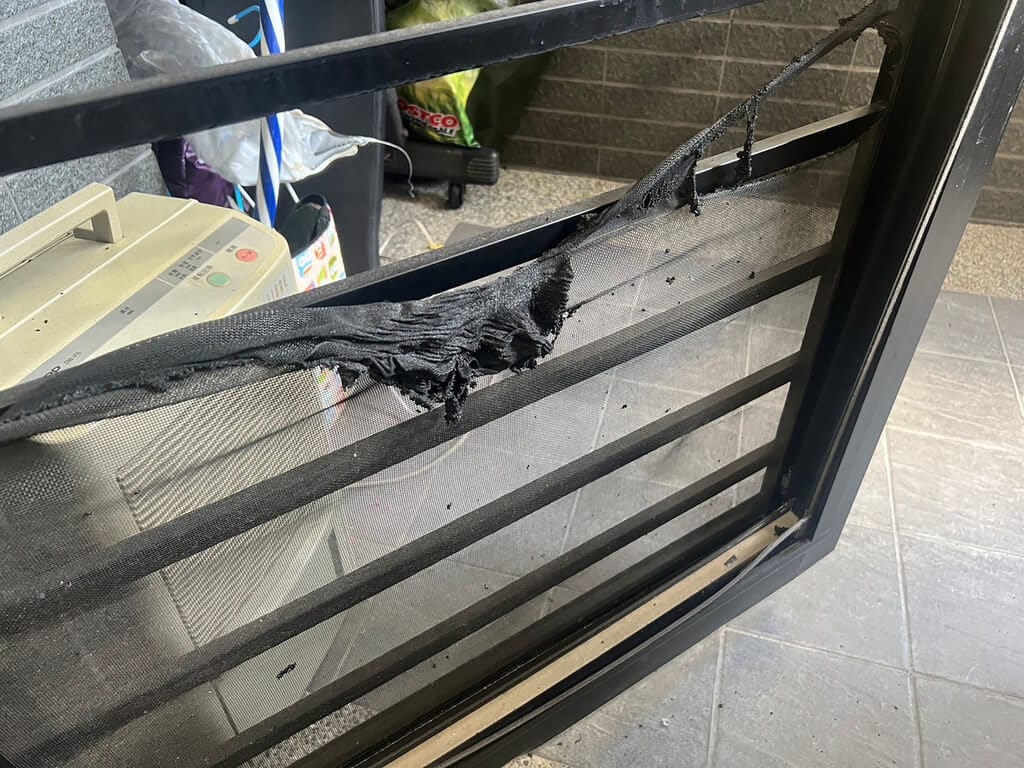 新竹縣竹北市一處社區24日下午發生瓦斯外洩、氣爆案，市民代表陳禹同表示，在離氣爆社區約2、3公里處，也有民宅出現氣爆情形，導致屋內紗窗紗網融化、玻璃碎裂等。（陳禹同提供） 圖：中央社