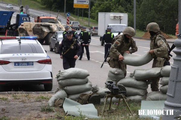莫斯科設機槍陣地、挖壕溝，瓦格納傭兵車隊即將殺到。 圖：翻攝KyivPost推特