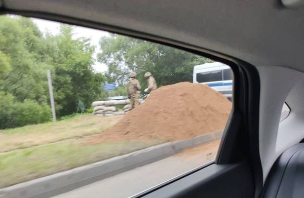 俄軍在莫斯科郊區挖戰壕因應瓦格納部隊。 圖：翻攝KyivPost推特