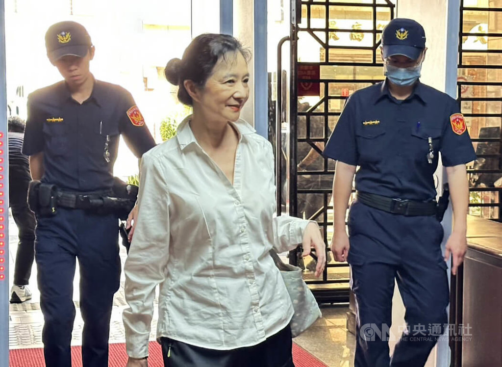 台北地方法院審理京華城案，2日開庭，國民黨台北市議員應曉薇（中）庭上表示，詰問前北市都發局長黃景茂後，足以證明她的清白，她真的沒有去施壓。中央社記者劉世怡攝　114年10月2日