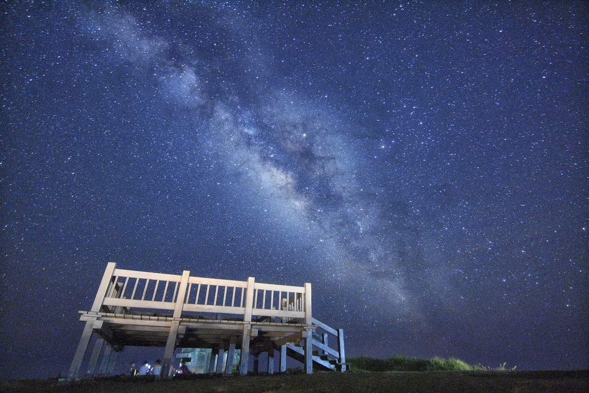 綠島帆船鼻草原星空。 台東縣政府/提供