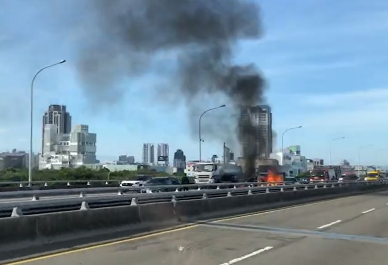 ▲25日上午，台74線快速道路，發生追撞火燒車事故，男駕駛全身15%燒燙傷送醫，詳細事故原因還有待釐清。 （圖／民眾提供）