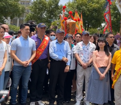 民眾黨總統參選人黨主席柯文哲 25 日出席宮廟遶境活動，與台北市長蔣萬安、民進黨立委高嘉瑜同台。 圖: 翻攝自臉書雲林麥寮光大寮聚寶宮蕭府太傅-開台祖廟