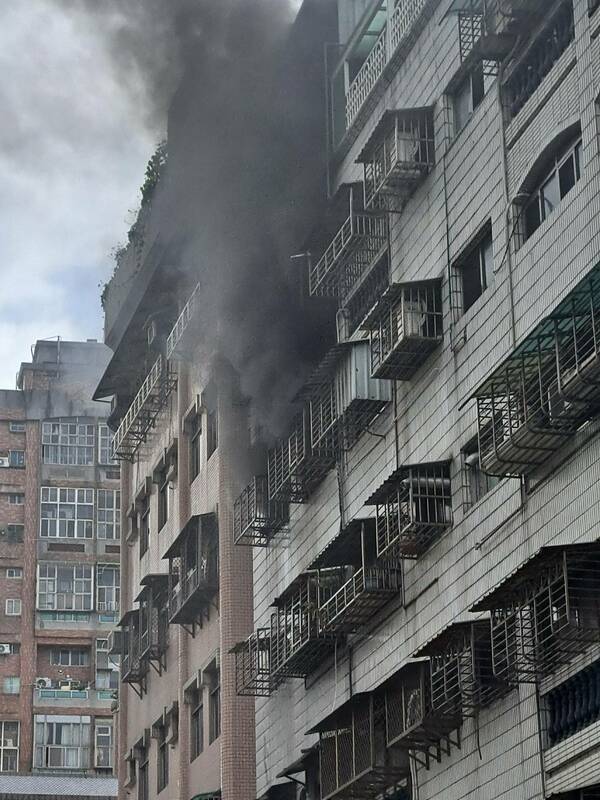 新北市樹林區今（25）日下午發生火警，鄰居透露，火警前有聽到男、女吵架聲。 圖：翻攝畫面