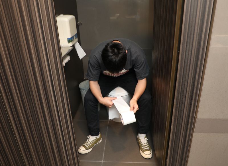 ▲許多人常沒事就想跑廁所，平日甚至不時感到口乾舌燥，這時就要注意自己有頻尿的可能，並評估是否要就醫。 （示意圖／記者陳明中攝）