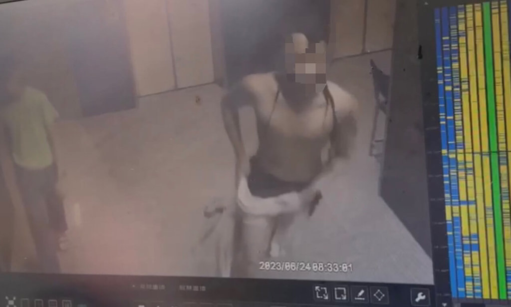 新竹縣竹北市中正東路1棟大樓24日發生瓦斯氣爆，1名少年嚴重燒燙傷，社區監視器捕捉到事發當下少年逃出畫面。 圖：中央社（民眾提供）