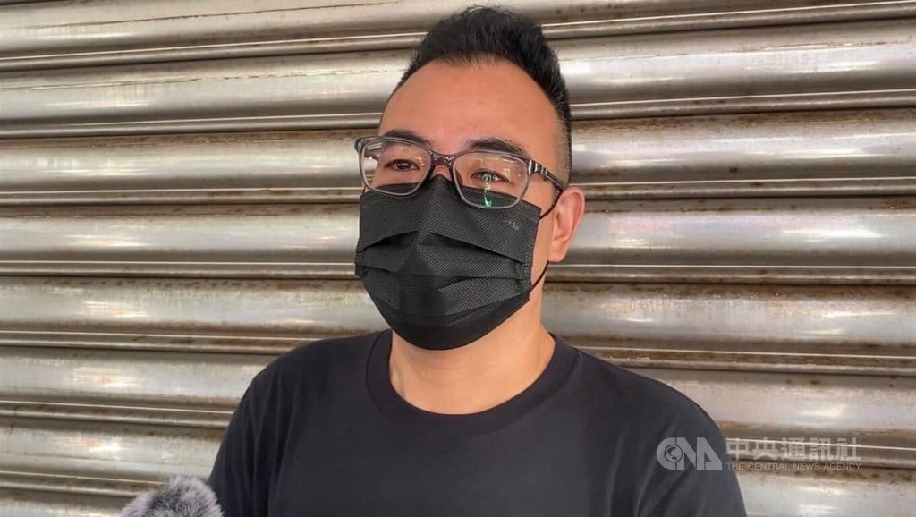 新竹縣竹北市1處社區24日發生瓦斯氣爆案，1名16歲少年全身嚴重燒燙傷。少年舅舅、也是大樓管委會彭姓主委25日受訪時眼泛淚光，回憶當時經過。 圖：中央社