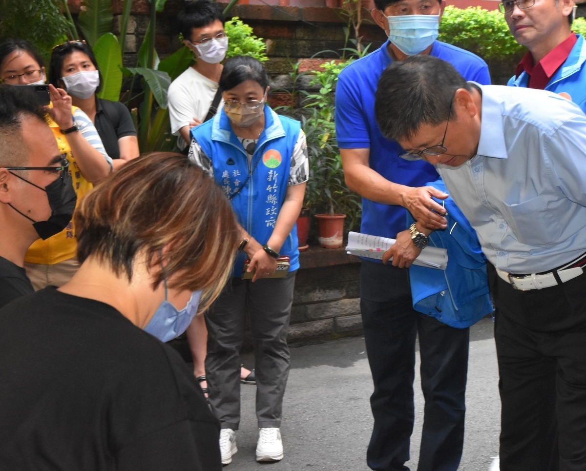 新竹縣竹北市24日發生瓦斯外洩案，縣長楊文科（前右2）25日偕同相關單位到中正東路一棟氣爆受災社區大樓勘查、慰問居民，並允諾將負起全責。 圖：翻攝自楊文科臉書