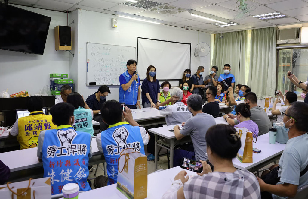 新竹縣竹北市1處社區大樓24日因瓦斯外洩發生氣爆致災損，縣府與新竹瓦斯公司25日下午在氣爆社區大樓舉辦說明會，宣布26日啟動維修作業，將請水電廠商初勘，提出工作時間表給住戶，並與管委會建立即時溝通窗口，讓住戶隨時了解相關進度。 圖：新竹縣政府提供