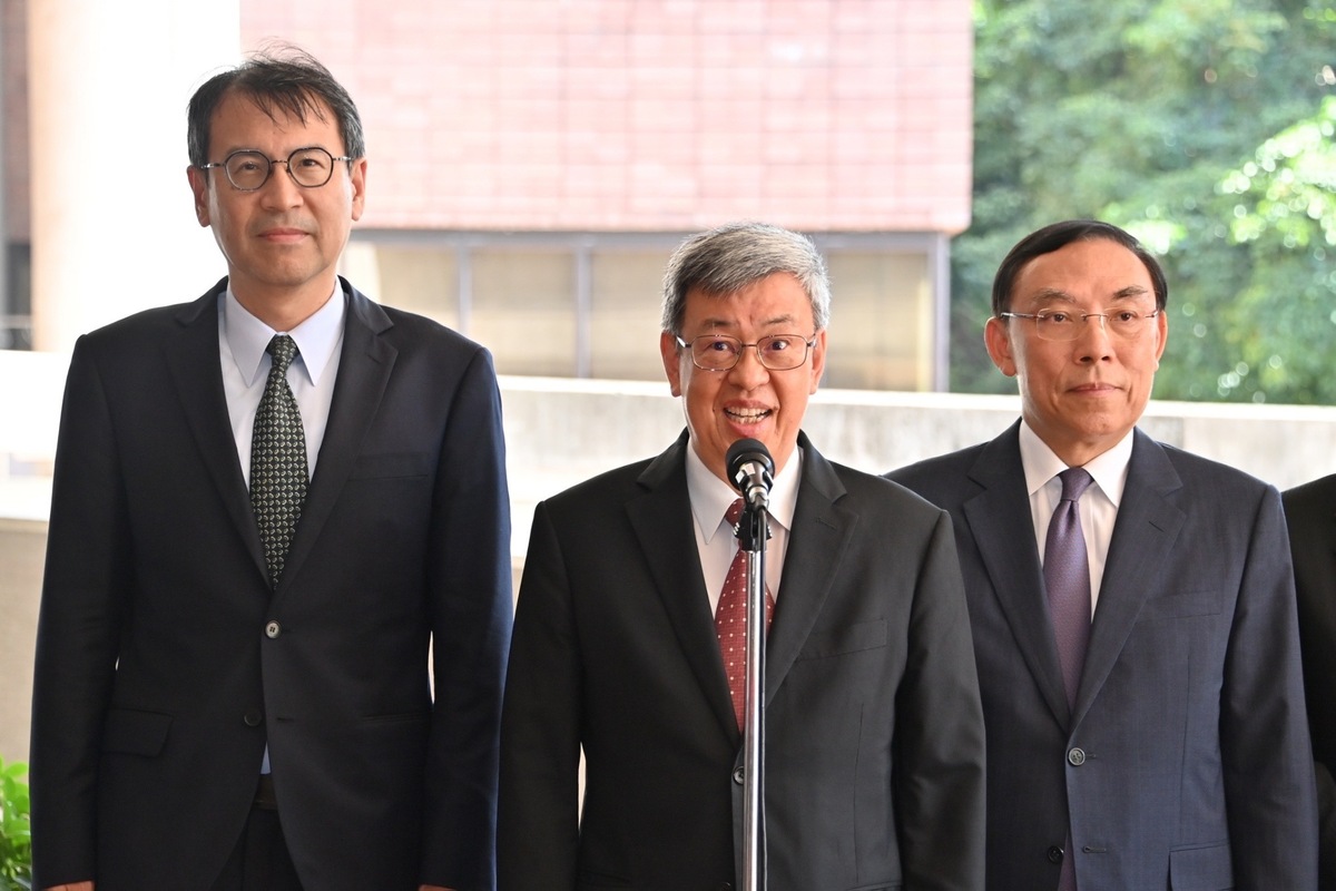 行政院長陳建仁今（26）天上午出席112年全國反毒有功人士、團體頒獎典禮前受訪。 圖：行政院提供