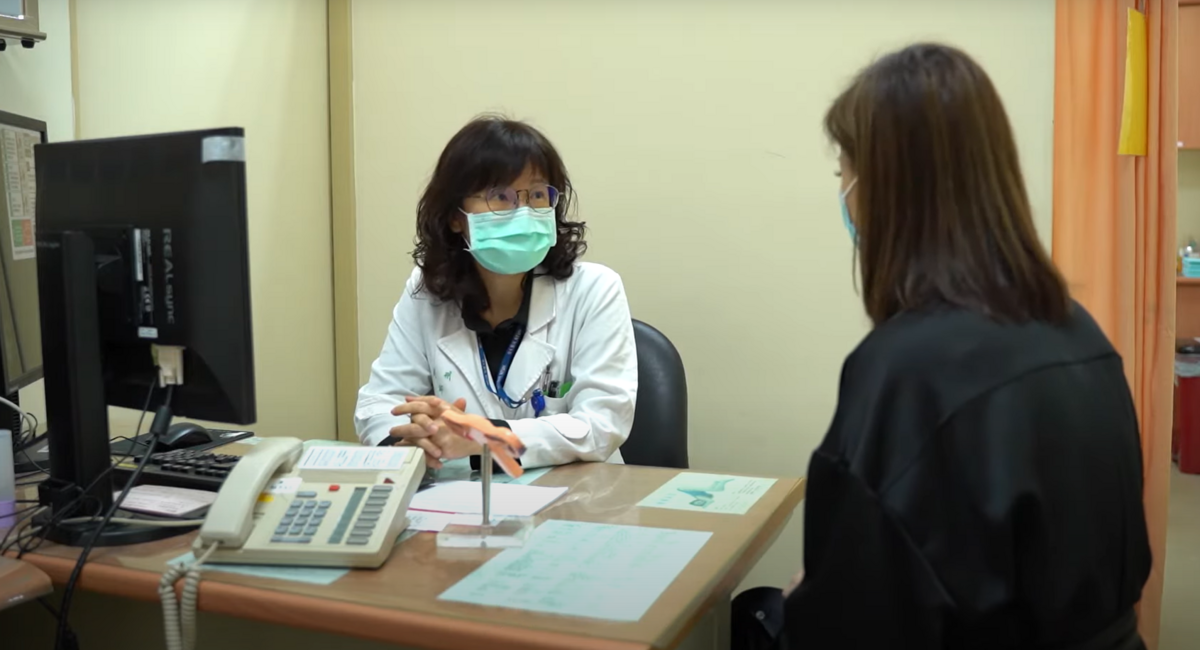 台大醫院婦產部主治醫生陳美州醫生表示。早期(0+1期)子宮頸癌個案經治療後的5年存活率可達9成，呼籲婦女每3年至少接受1次子宮頸抹片檢查。 圖：翻攝自國健署「6分鐘護一生」宣導影片