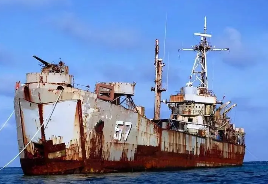 仁愛礁「馬德雷山」號登陸艦。 圖：翻攝自鋒芒FM