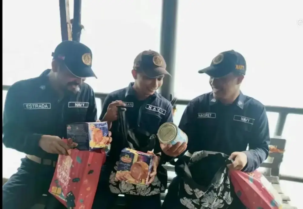 菲律賓媒體發布的照片顯示，仁愛礁「馬德雷山」號得到了包括罐頭、袋裝食品在內的物資補給。 圖：翻攝自鋒芒FM