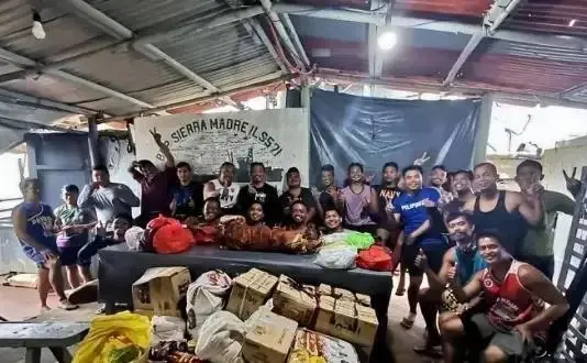 菲律賓仁愛礁「馬德雷山」號上的士兵得到許多補給，物資種類很多。 圖：翻攝自鋒芒FM