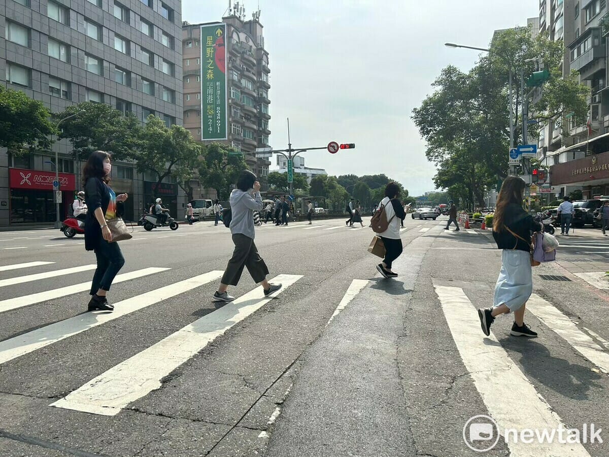 30日起車輛不禮讓行人罰則將提高至6千元。(斑馬線示意圖) 圖：林岑韋／攝