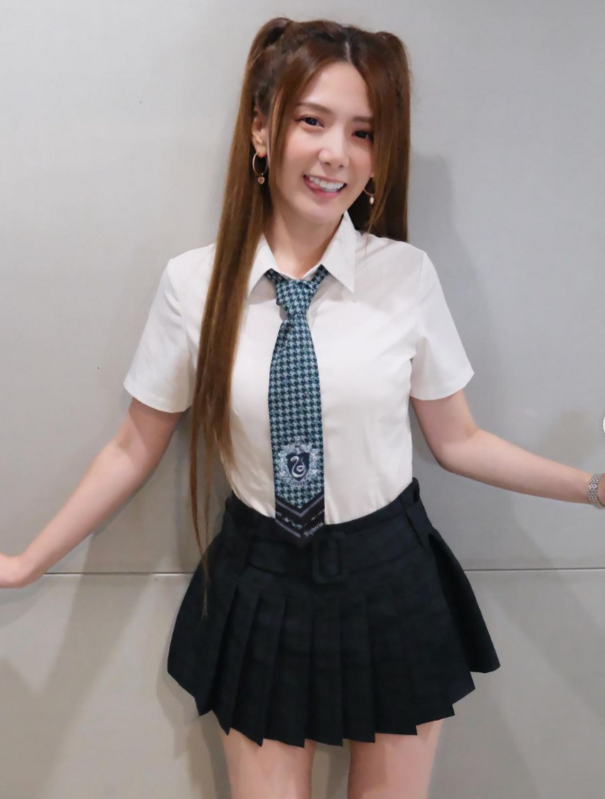 解婕翎穿高中生制服上節目。 圖：翻攝自解婕翎J0 IG