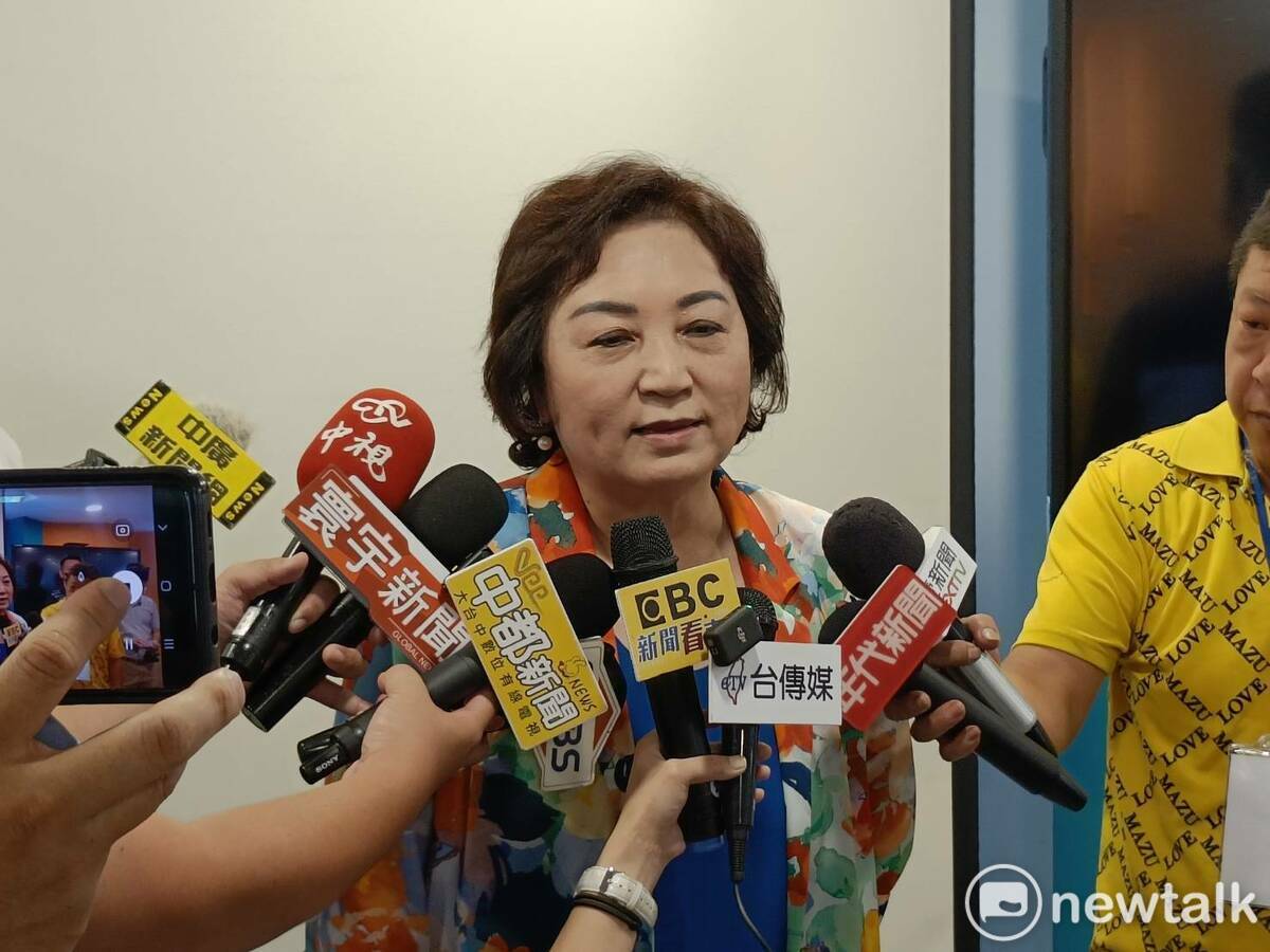 校長陳越明說明「睡衣入學」的精神。 唐復年/攝