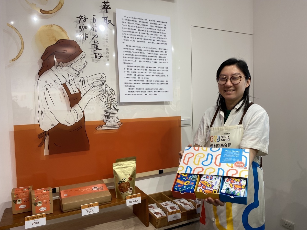 小嘉轉銜至快樂襪子店擔任儲備店長。 台中市政府勞工局/提供
