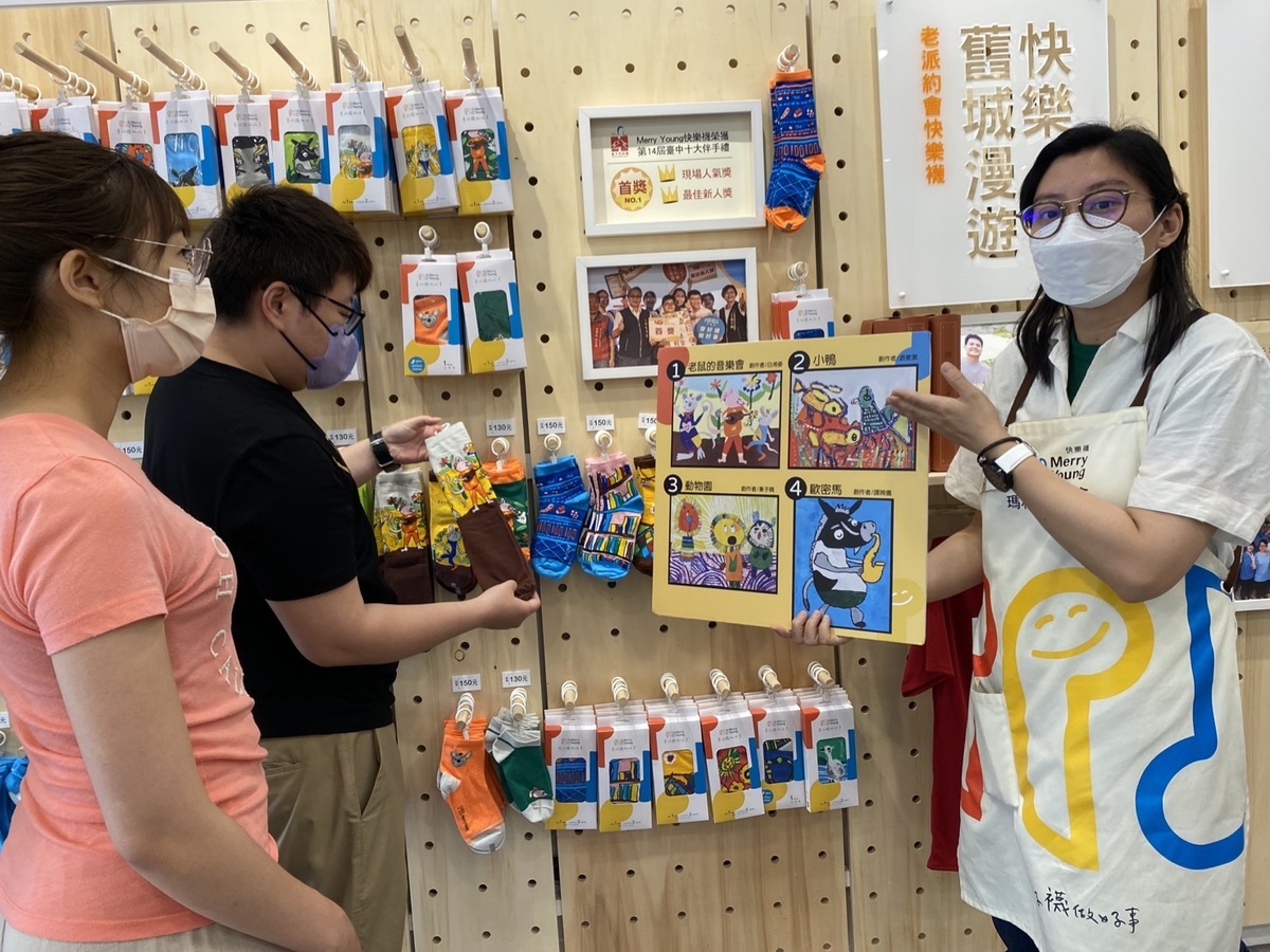 在快樂襪子店進行參訪導覽。 台中市政府勞工局/提供