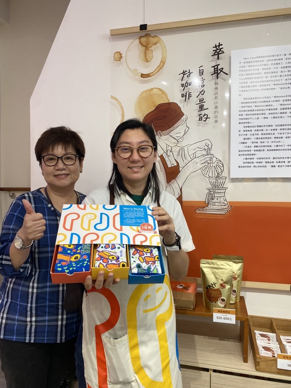 陳麗娟主任相當肯定小嘉的成長。 台中市政府勞工局/提供