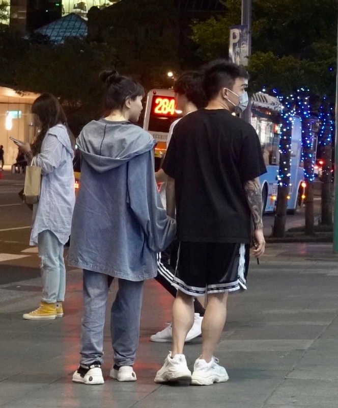 近日Toyz被網友拍到和一位女子在信義街頭牽手逛街。 圖：翻攝自FB/爆廢公社2館