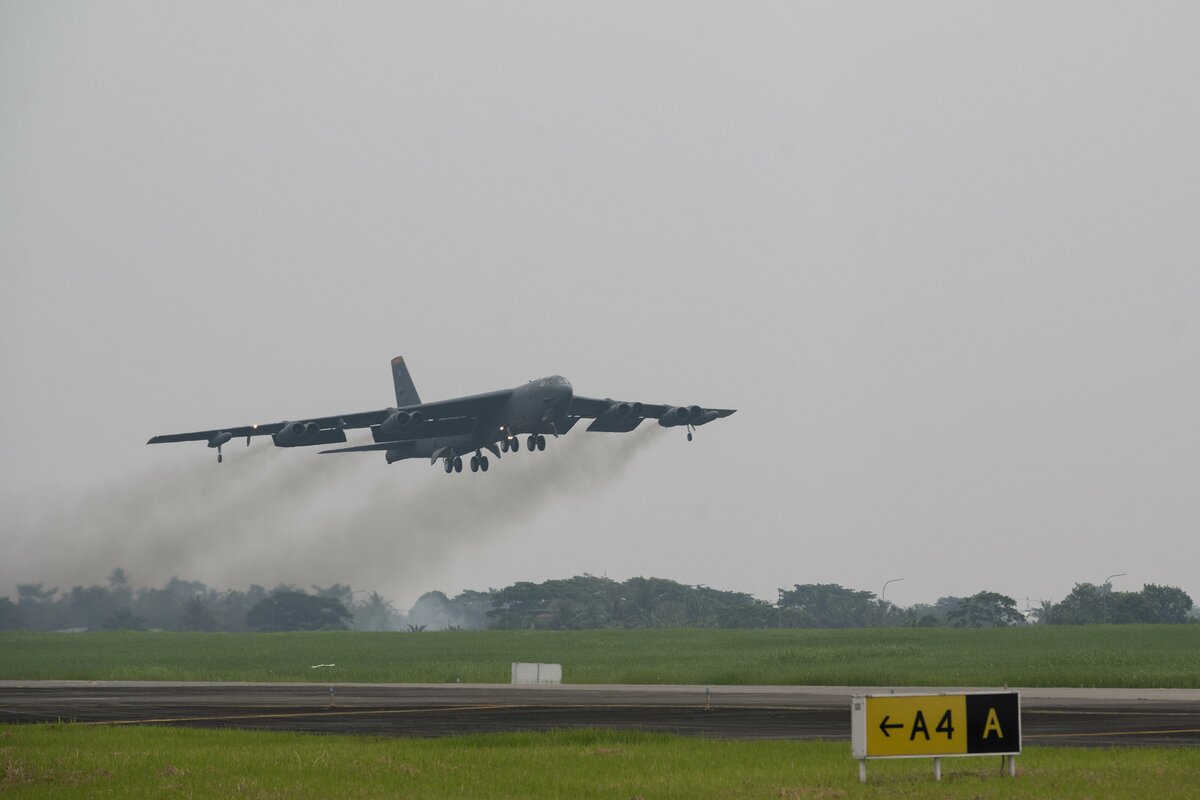 美國空軍B-52H「同溫層堡壘」戰略轟炸機首次從印尼機場起飛。 圖：翻攝@INDOPACOM推特