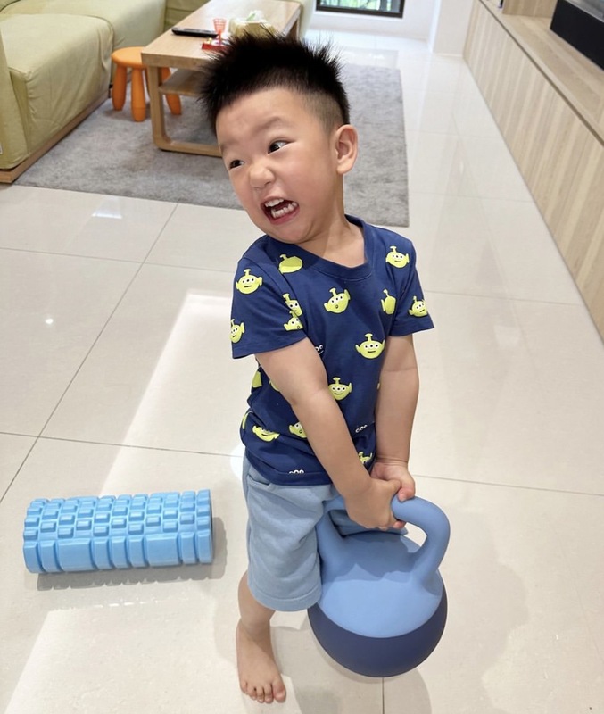 蔡波能一臉猙獰的舉著壺鈴。 圖：翻攝自蔡波能IG