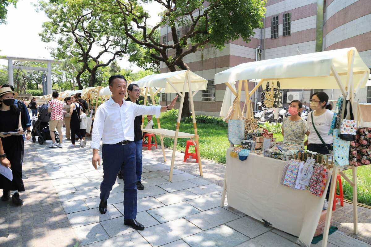 嘉義縣長翁章梁為市集擺攤的業者打氣。 圖：嘉義縣政府/提供