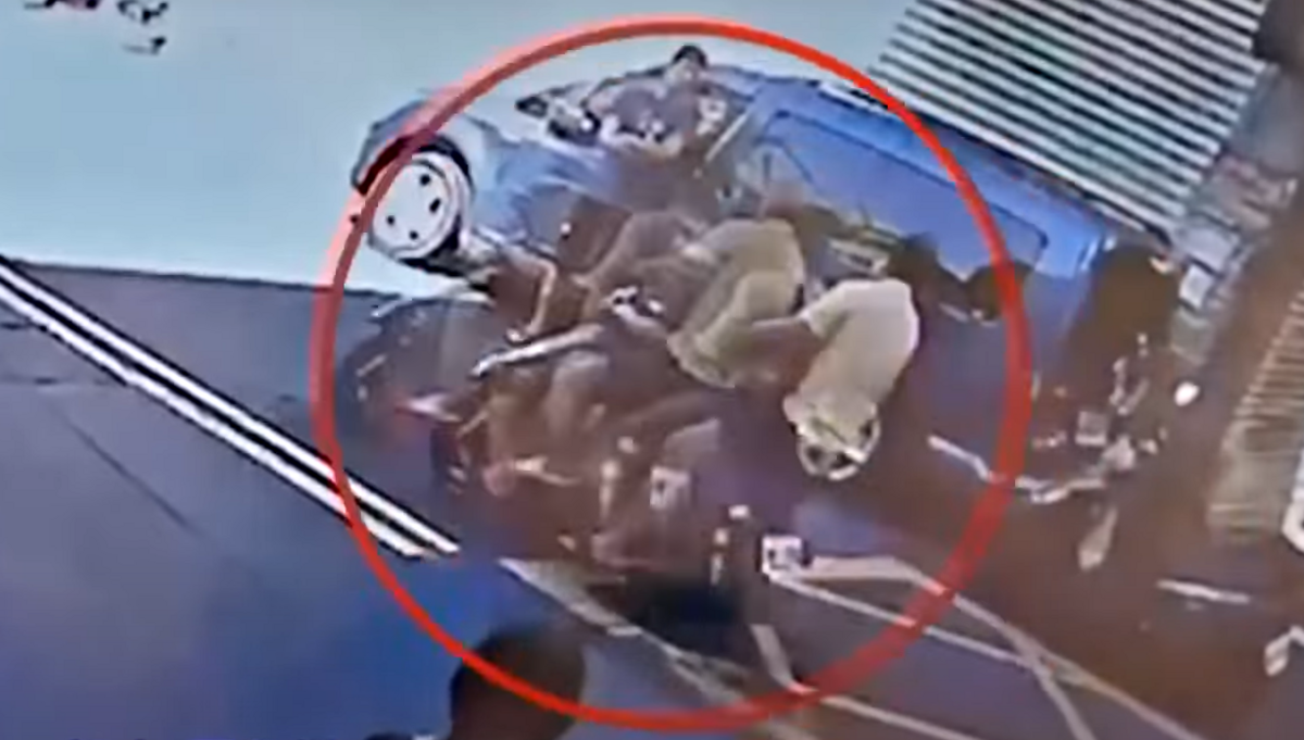 陳母最後等不及遲遲叫不到的救護車，直接騎機車載著兒子和女兒三貼去就醫。 圖：翻攝自監視畫面 讀者提供