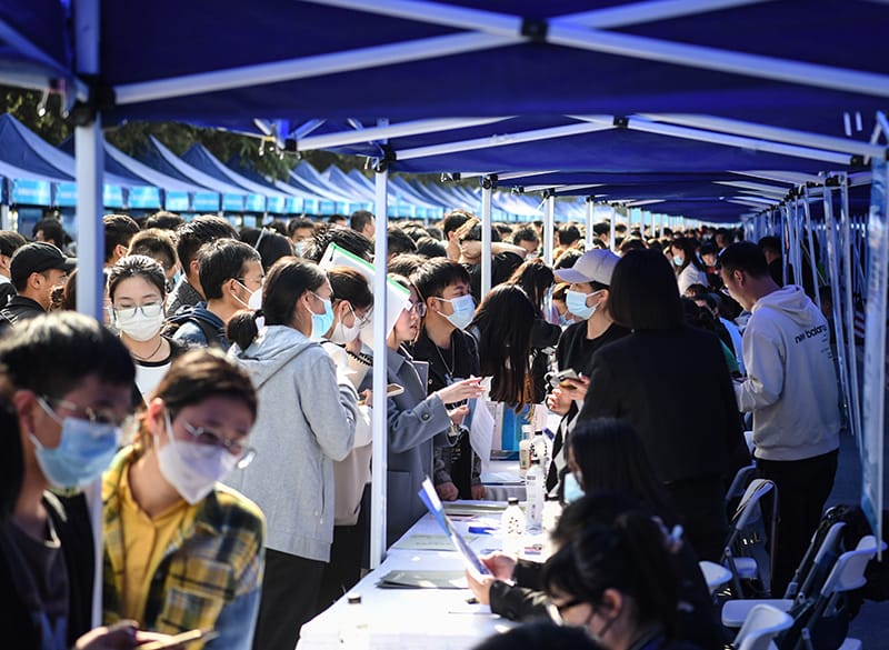 中國青年失業率高達20%，2023年西安市春季大型人才招聘會現場人山人海，許多畢業生面臨找不到工作困境。 圖：翻攝自中國政府網